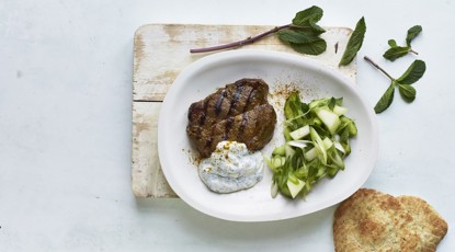 KARRYGRILLET KOTELET MED MYNTEYOGHURT OG MELONSALAT